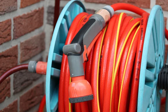 Gartenschlauch auf einer blauen Haspel